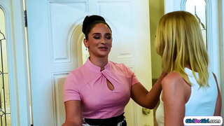 Maži papai šviesūs con menininko apsimeta, kad dideli papai milfs išbėgęs įdukros ir randa sau gauti savo gauruotas pūlingas palaižė savo stepmom