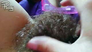 Amatorska dziewczyna z owłosione cipki masturbacja naprzeciwko lustra