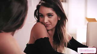 Pieptoase dominantă șeful vrea să vadă ei bine bruneta angajați sâni obraznici, dacă vrea să-și păstreze slujba.Ea stabilește o în genunchi să-i ling pasarica ei