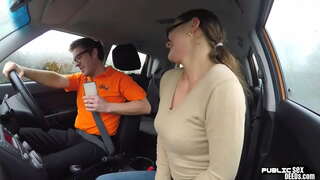 ���ვროპელი გოგონა უკნიდან მიერ მისი გზის მასწავლებელი