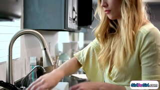 Big iebsa jiġi dar bidu tagħha sider żgħar gf u li jiċċelebraw il-uffiċċju s-sess.Dawn kiss u l-mara mara hija titqib u l-girl tagħha