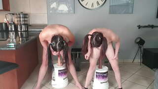 2 голи малки сиськастые шлюшки с гъвкави проводници от двете правят dildo демократ пука заедно | dildo ride