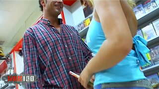 Jeune Blonde espagnole, babe Sonia Manrique avec des gros seins naturels baisée dur dans le cul au vidéo club