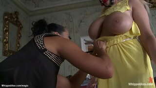 Brunetė mažai dominatrix Sandra Romain whips didžiulis boobs ūgio šviesiaplaukė čekijos lesbiečių vergas Angelas Wicky tada analinis fucks jos lynų nelaisvėje su dirželiu ant gaidys