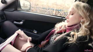 Студентка силно крещи, когато еякулира, след като мастурбираш си путка.