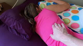 Баща събужда падчерицу сутрин с огромния си член на