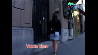 Brunette schoonheid Sarah Blauw met natuurlijke tieten rijdt pik in alle posities