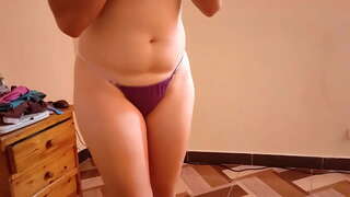 Slutty äitipuoli nai minua ja imee penistäni kun tulen kotiin opiskelu koko päivän