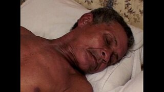 Lumang tao pagkuha ng ilang mga taba puke