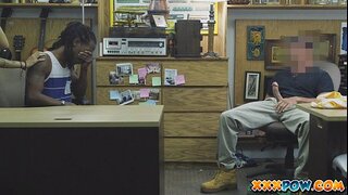 Աղքատ տղան նայում է, թե ինչպես է իր սեփական աղջկան трахают!