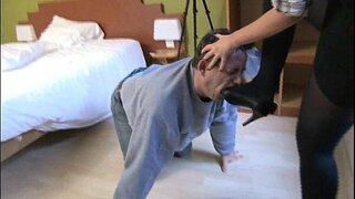 Armuke, muutes tema mees orjad lakkuda oma kõrge kontsaga kingad