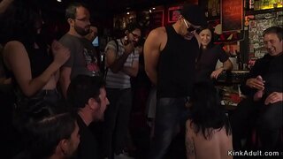 Ƭ�洲黑奴隶在一些酒吧出来舔吮吸阴茎