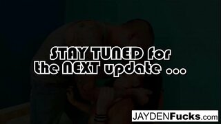 Gorąca brunetka pieprzy swoją dziewczynę