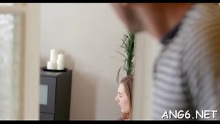 Elegantno drolja Niki puše pa