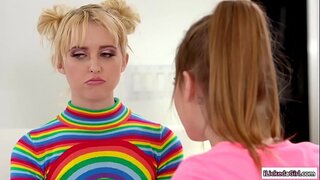 Hete sex tieners wrijven elkaars kutje na het werk