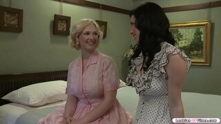 ���ெக்ஸ் வருகைகள் அவரது சகோதரன் நண்பர் மற்றும் அவர்கள் பற்றி தொடங்க அளவு தங்கள் என்.பின்னர்,அவர்கள் பெற புதுமண தம்பதிகளின் உல்லாச பிரயாணம் மற்றும் அவர்கள் தொடங்க ஒருவருக்கொருவர் முத்தம்.அடுத்து அவரது நண்பர் குடிப்பதால் அவரது மார்பகங்கள் மற்றும் licks அவளது.பதிலுக்கு அவள் அதே அவரது நண்பர்.