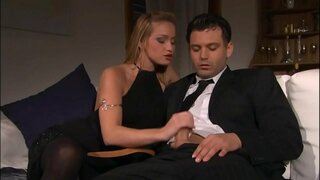 ǜ�正的肛门与完全的快乐于色情明星的Katia诺比利和她年轻的种马-(HD的场景)