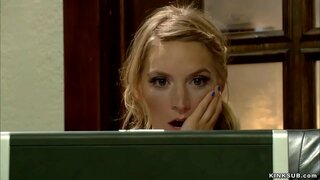 Młoda blondynka Mona Wales znalazłam w internecie film pornograficzny ze swoją macochą przez simone Sonią, a następnie выпорола i analnie pieprzyłaś jej w bondage w łóżku