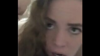 Slutwife deepthroats en neem anale creampie voor poep dit uit terwyl cumming