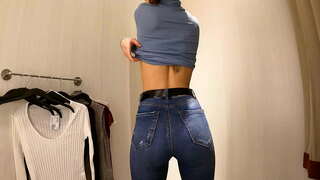 وای! دختر داغ با جوانان کوچک پانسمان تی شرت و بلوز در اتاق قفل 4K 60Fps