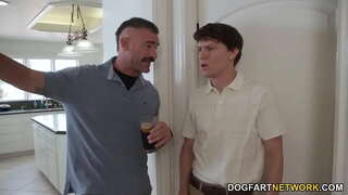 Кішкентай Негритянка Шанель Скай Айналысады Анальным Жыныстық Қатынасқа Түсуге Үлкен Ақ Мүшелері